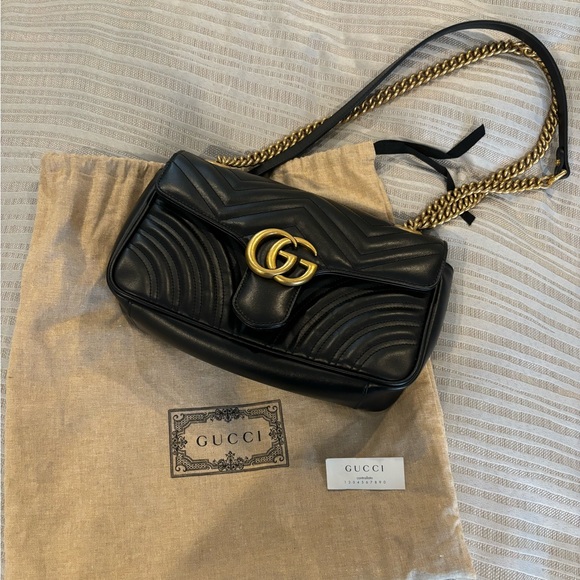 Gucci Handbags - 💯 Authentic Gucci Marmont shoulder bag.  Mint condition